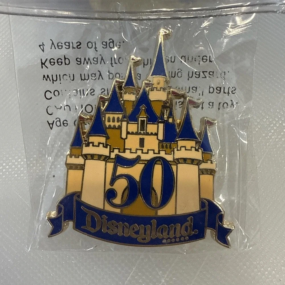Disney Cast Exclusive 50th Anniversary Gold & Enamel Castle Pin And Lanyard New